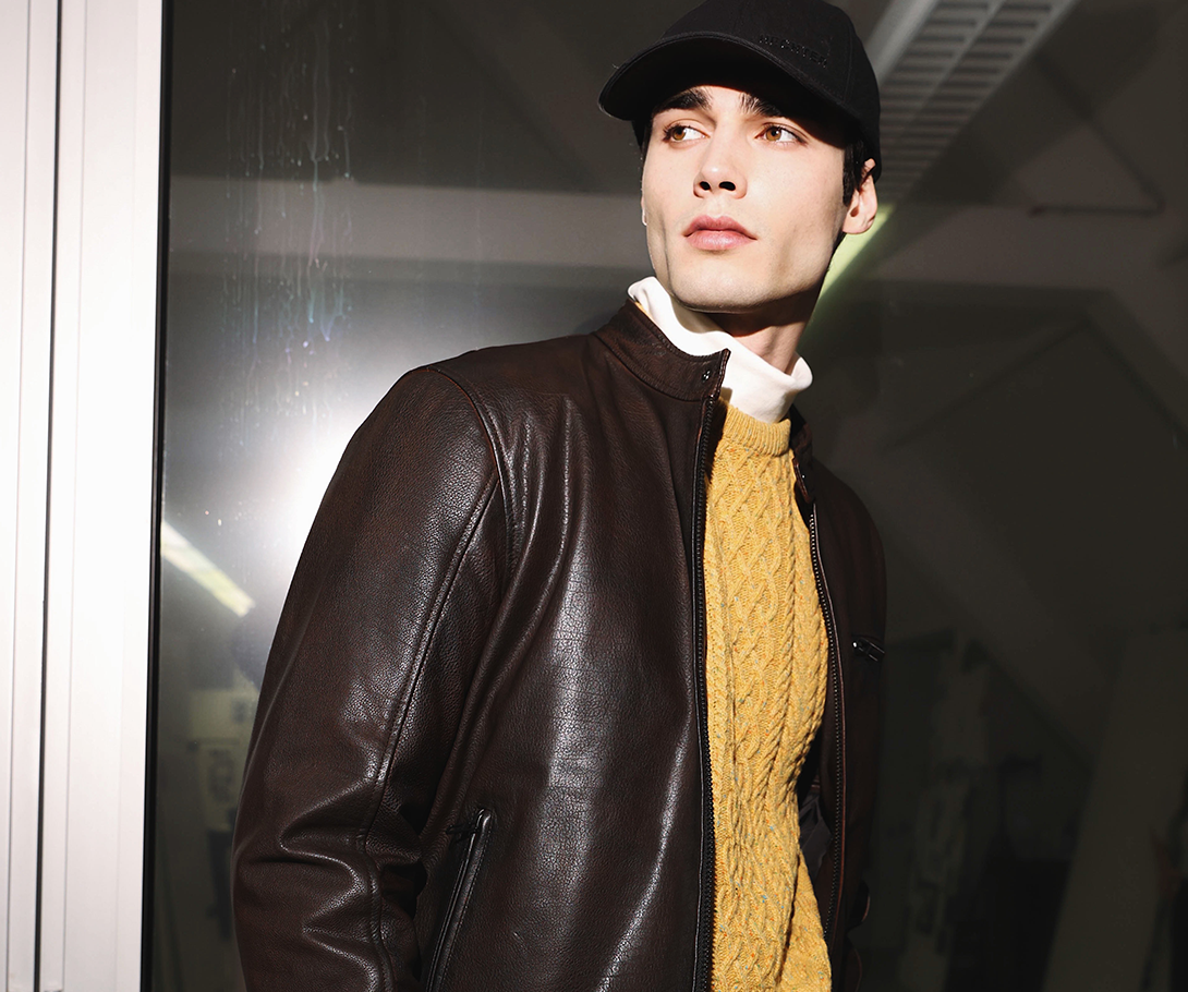 Tenue avec veste en cuir et pull en maille