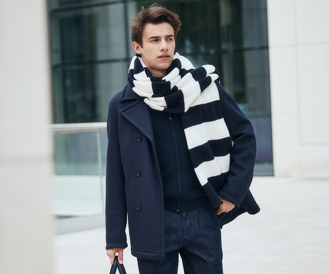 Scarf in bold stripes in white and navy