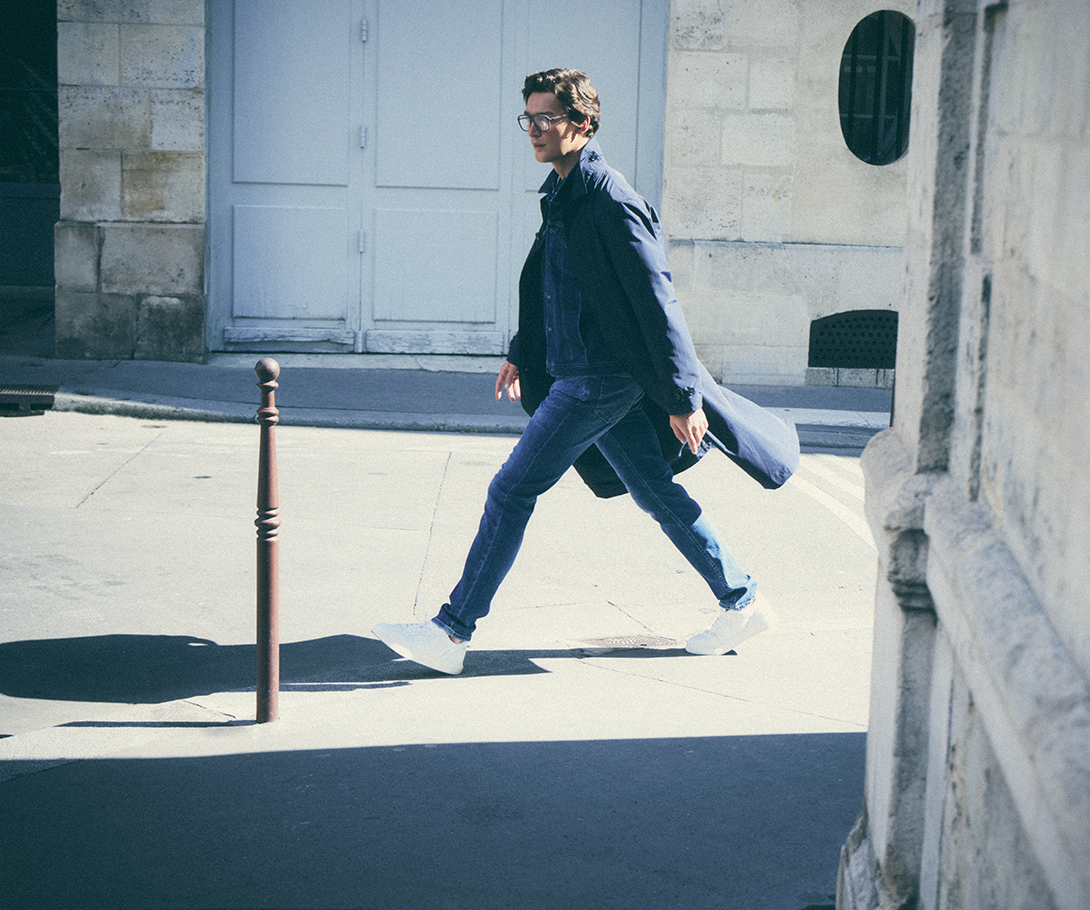 Un homme en manteau d'été