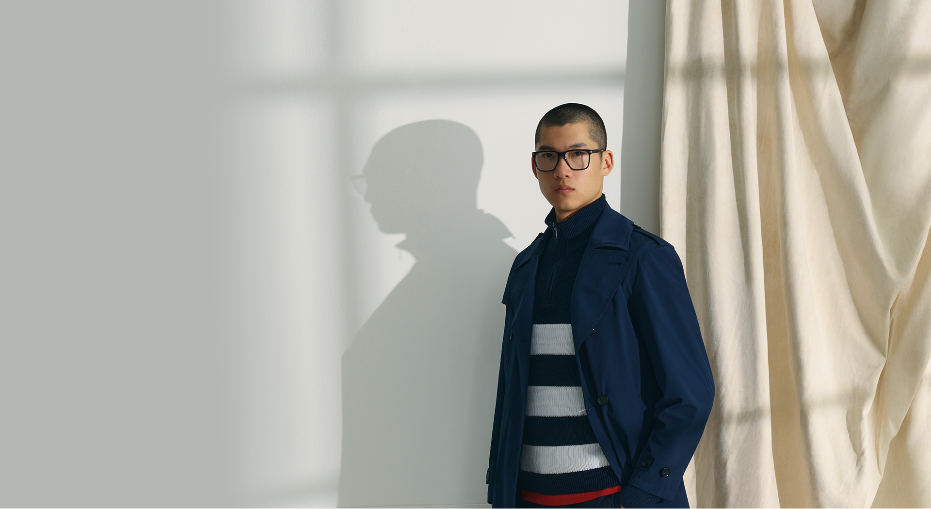 Mann in dunkelblauem Trenchcoat