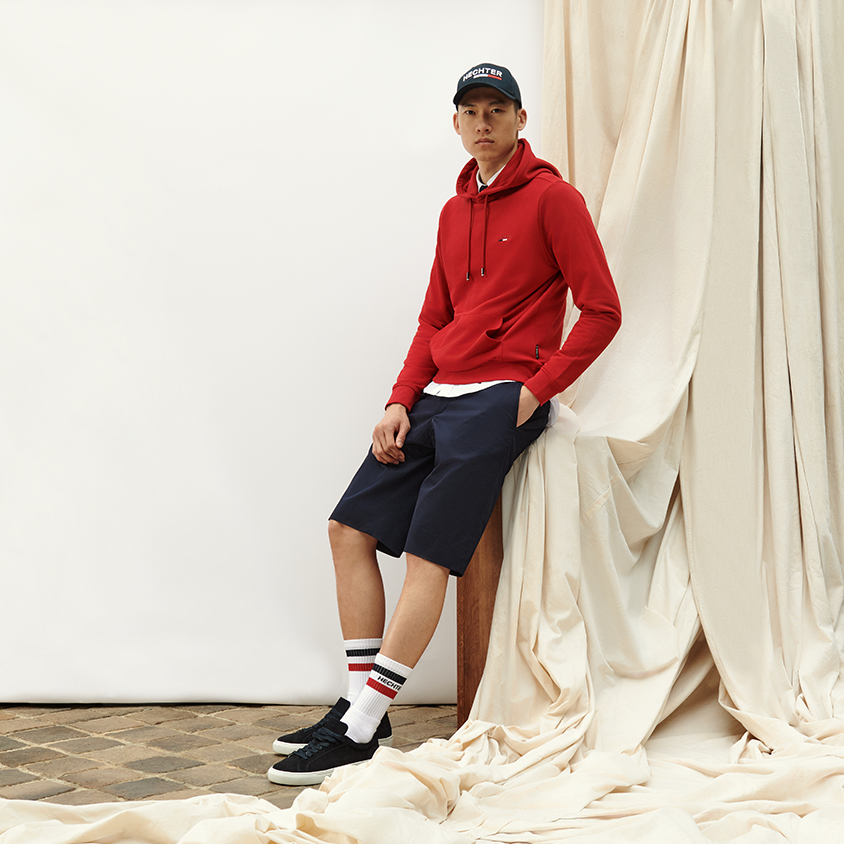 Look in Key Farben Roter Hoodie kombiniert zu dunkelblauen Shorts