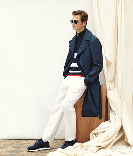 Moderner Look Weiße Belfort Jeans zu dunkelblauem Trench Coat