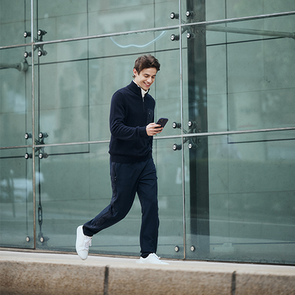Service Bereich Onlineshop Mann mit Smartphone