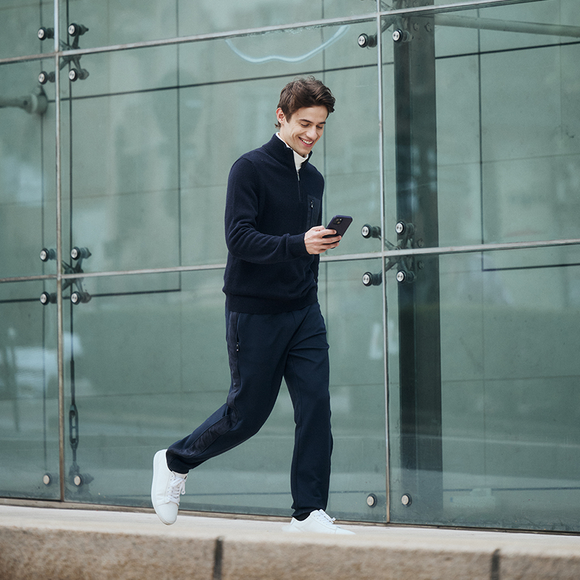 Service Bereich Onlineshop Mann mit Smartphone