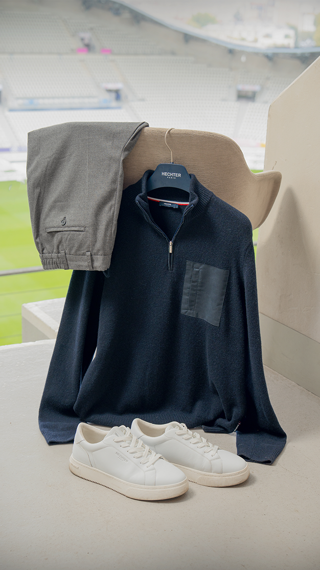 Kombination aus Dunkelblauem Strick Troyer und grauer Chino