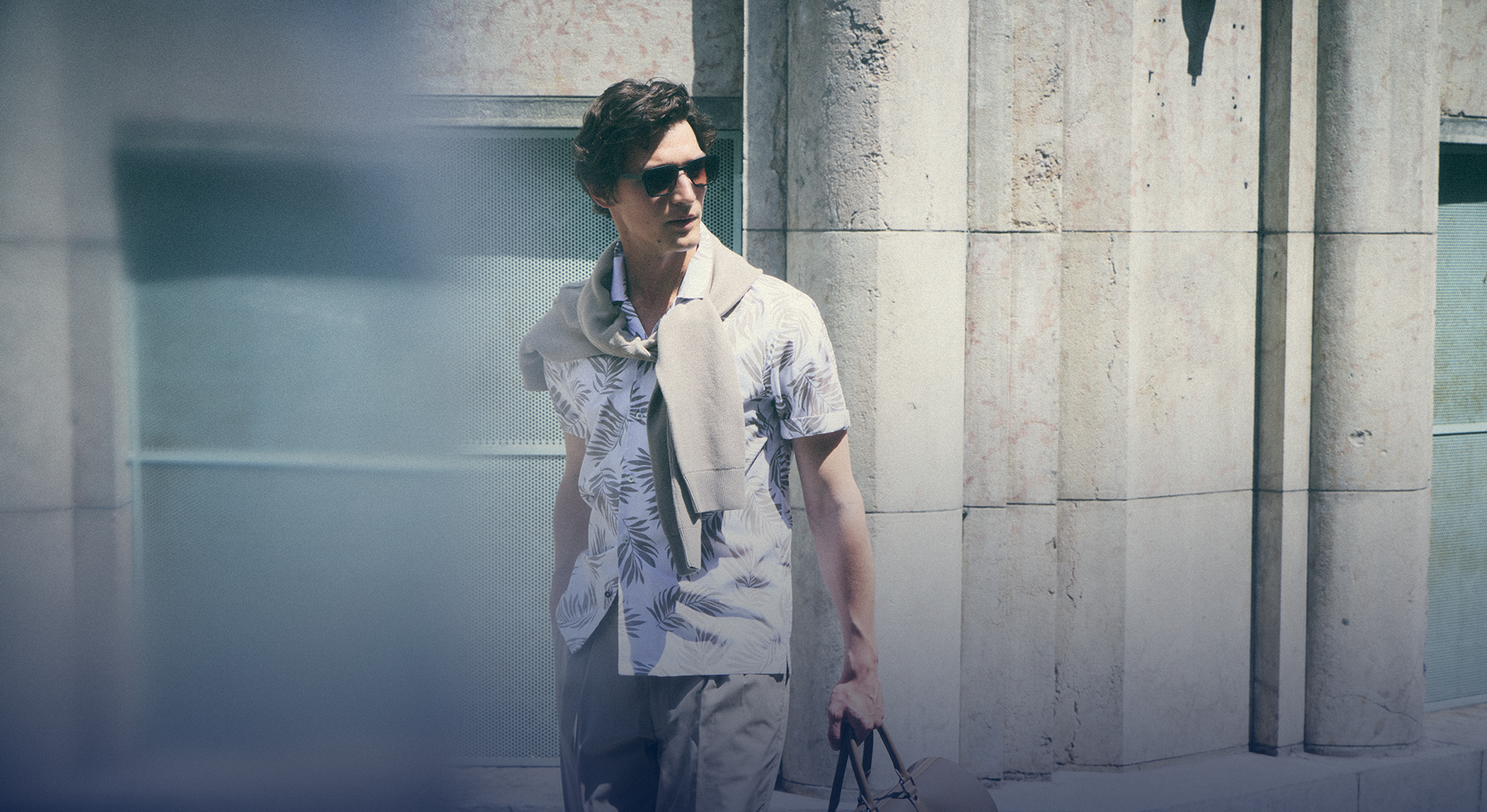 Mann in Hechter Paris Sommer Outfit