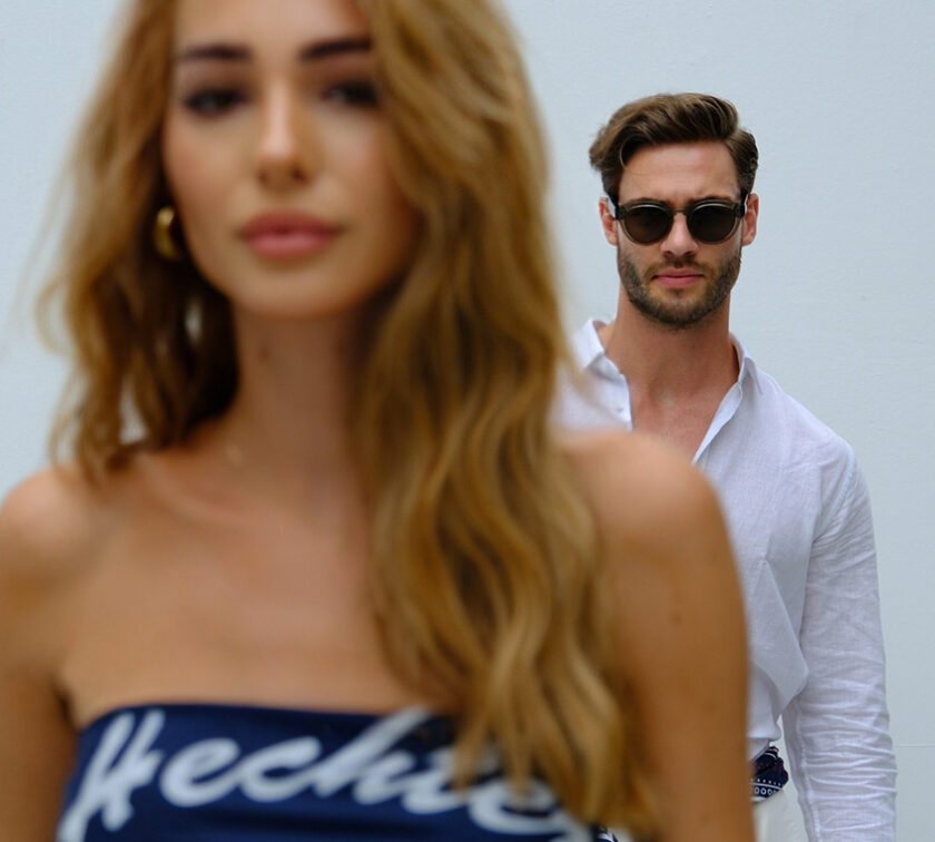 Weißes Hemd mit weißer Anzughose