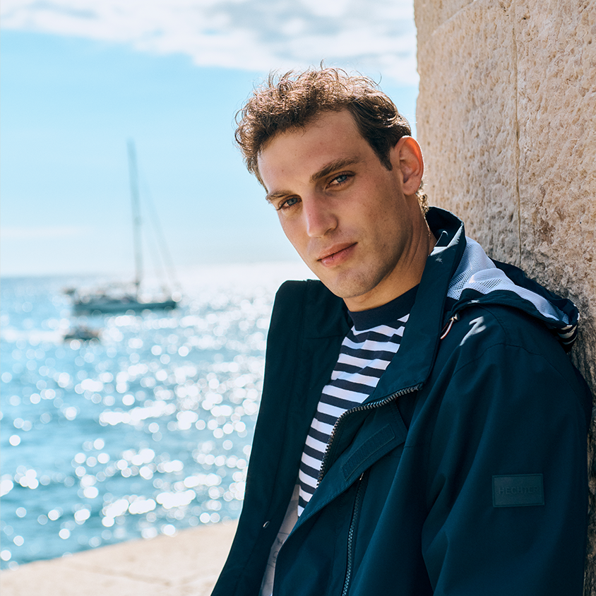 Portrait Look marin Homme en T-shirt rayé et veste bleu foncé