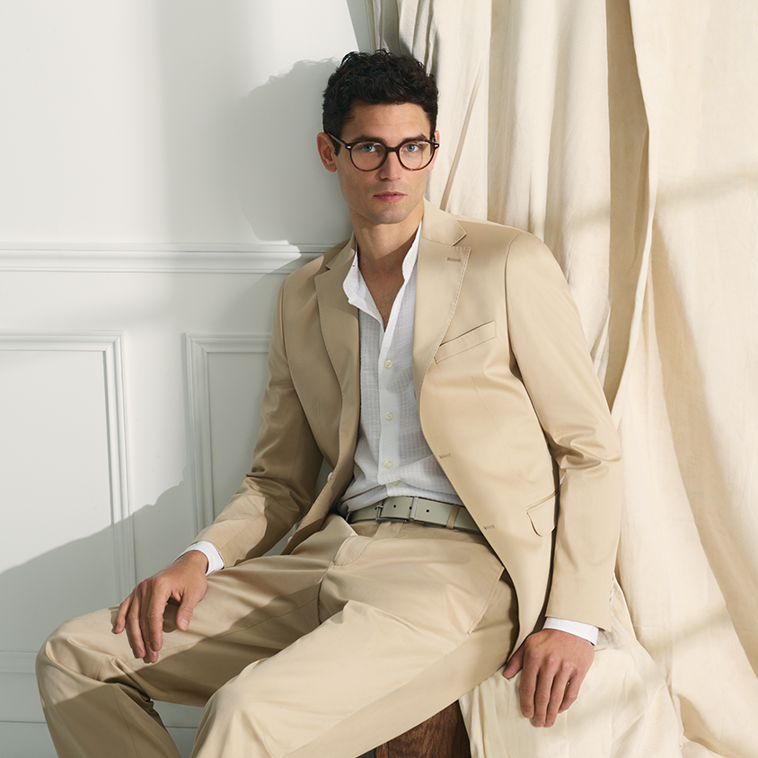 Eleganter Business Look Cremefarbener Anzug kombiniert mit weißem Hemd