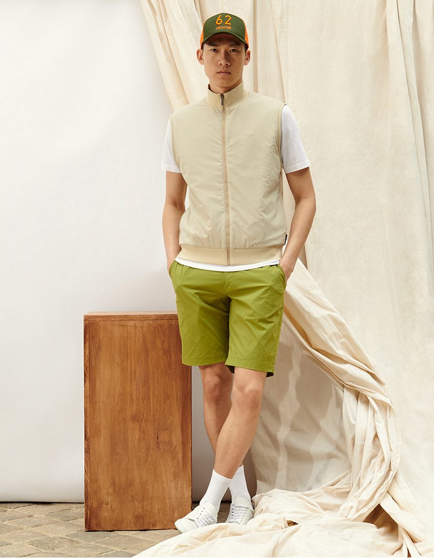 Urban look Man with green shorts and a beige vest