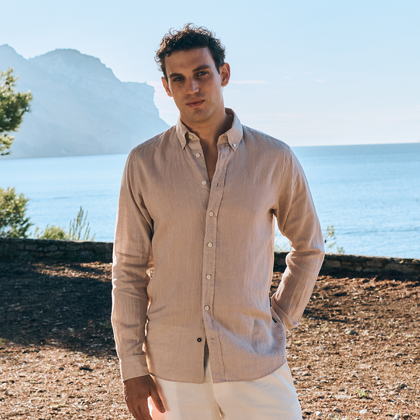 Linen look Man in linen shirt and white bermuda shorts