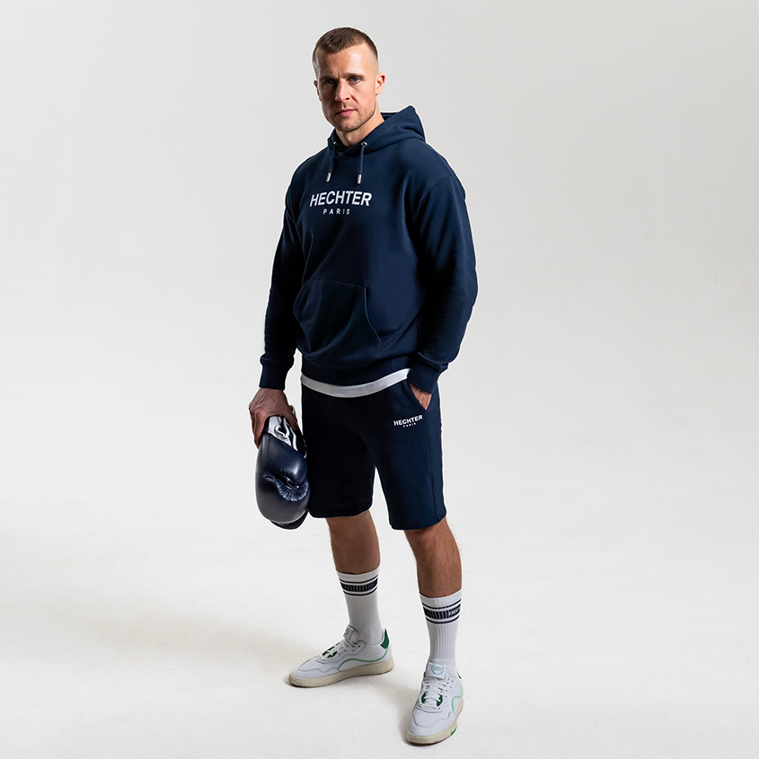 Boxer Alem Begic Sportmode aus Sweat Shorts und Hoodie in dunkelblau