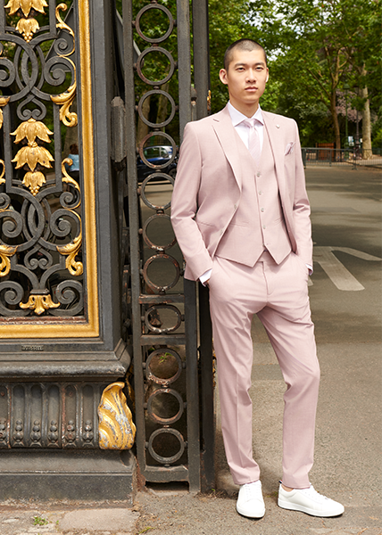 Fashionable Suit Outfit Stylisch three-piece suit with white sneaker