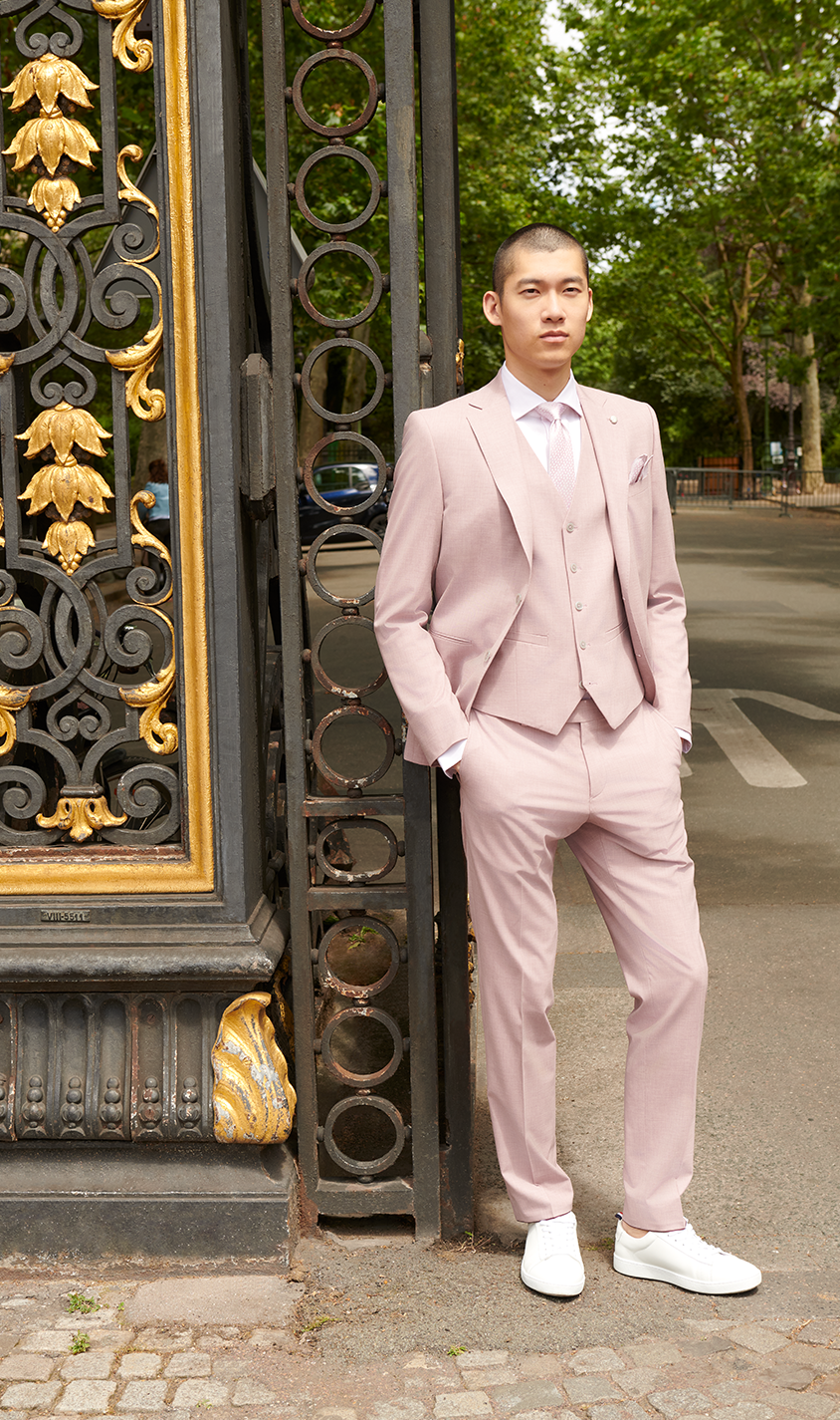 Fashionable Suit Outfit Stylisch three-piece suit with white sneaker