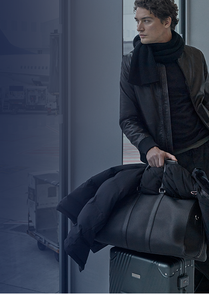 Mann am Flughafen, schaut aus dem Fenster