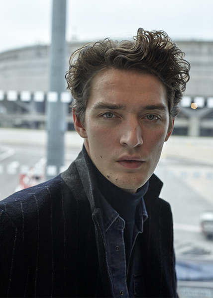 Französische Herrenmode Portrait junger Mann mit Mantel