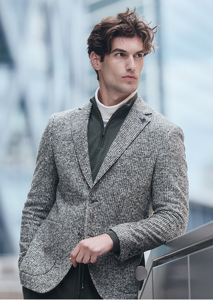Ausbildung & Praktikum Mann mit Rollkragenpullover, Sweatjacke und Sakko