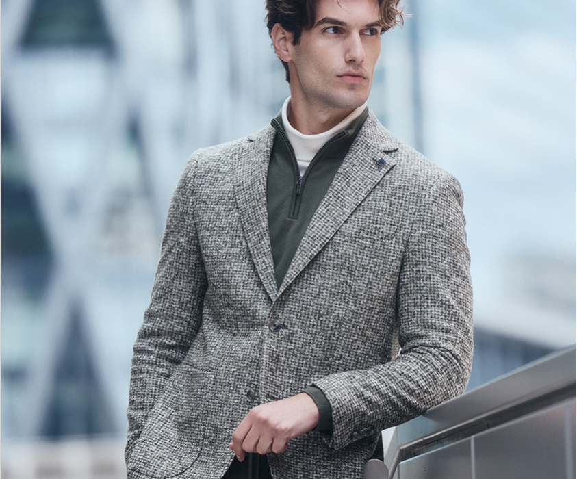Ausbildung & Praktikum Mann mit Rollkragenpullover, Sweatjacke und Sakko