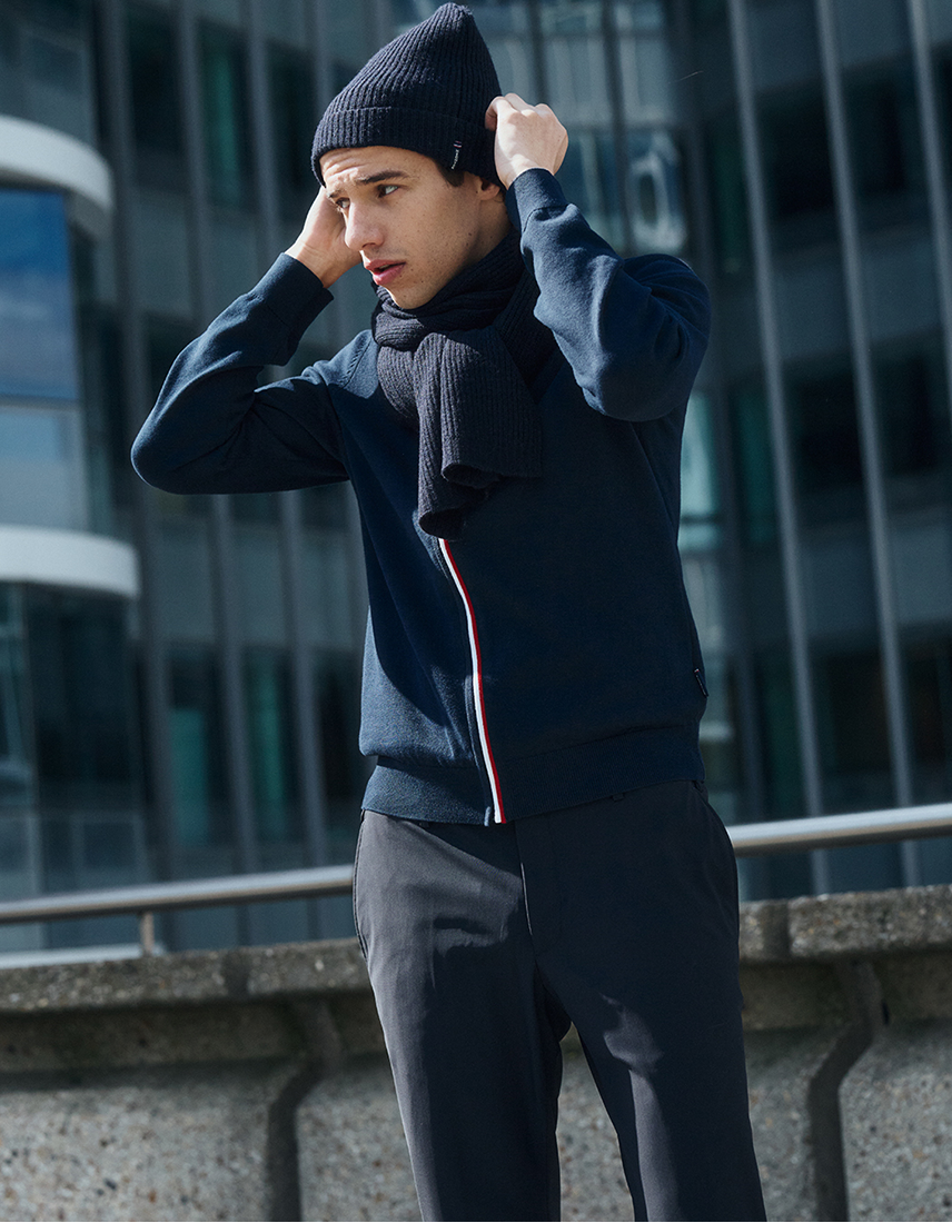 04_Teaser-Mobile_Signature Darkblue sweat jacket with red & white zipper