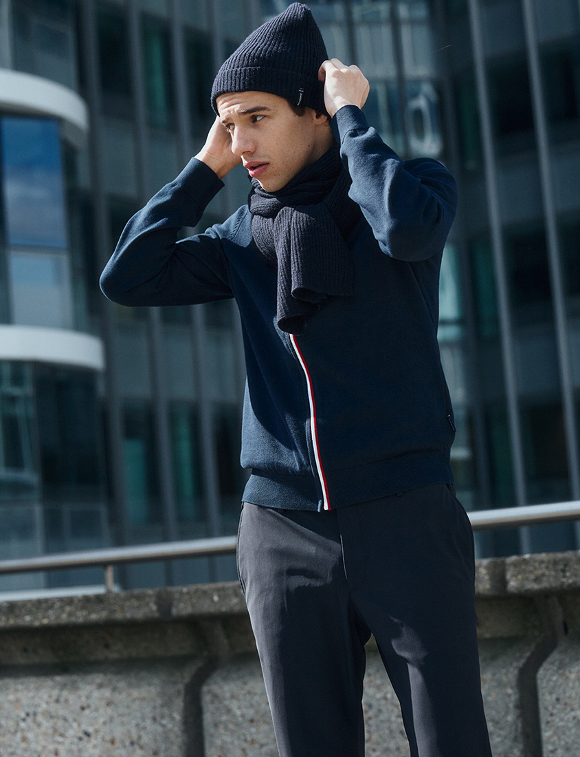 04_Teaser-Screen_Signature Darkblue sweat jacket with red & white zipper