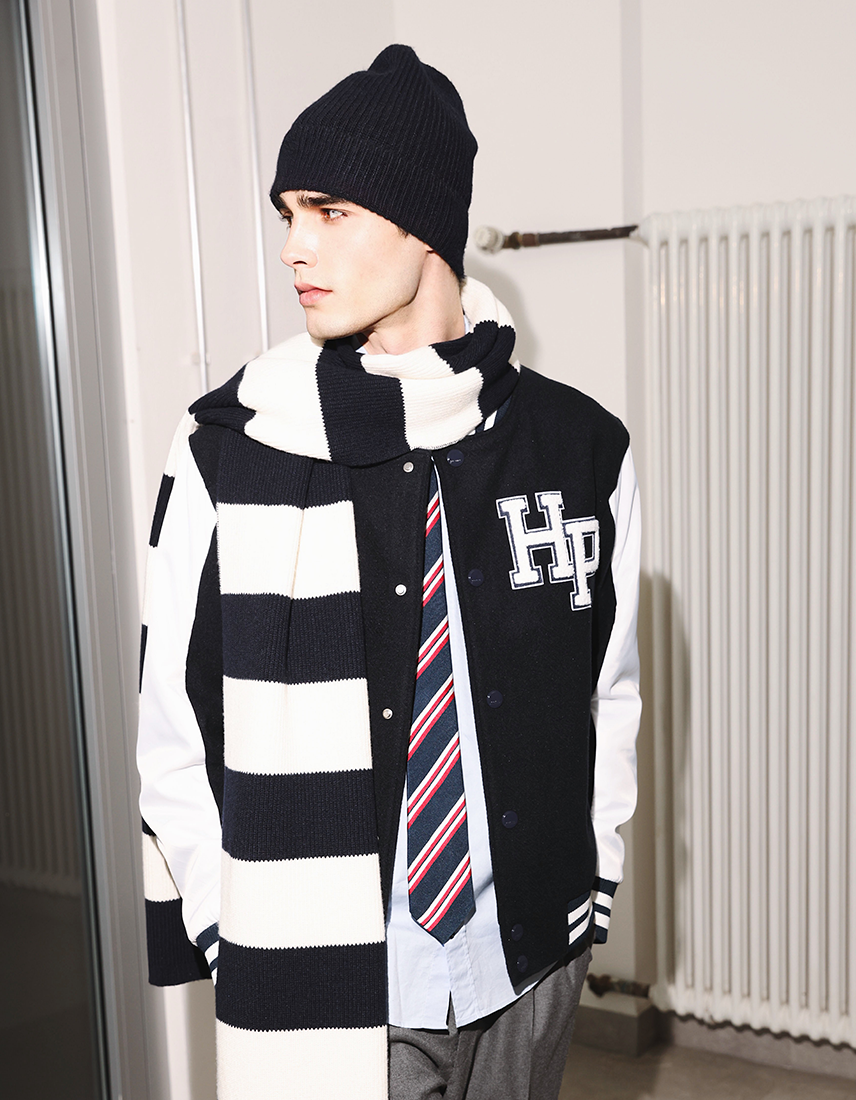 Look mit moderner Collagejacke und breitem Schal