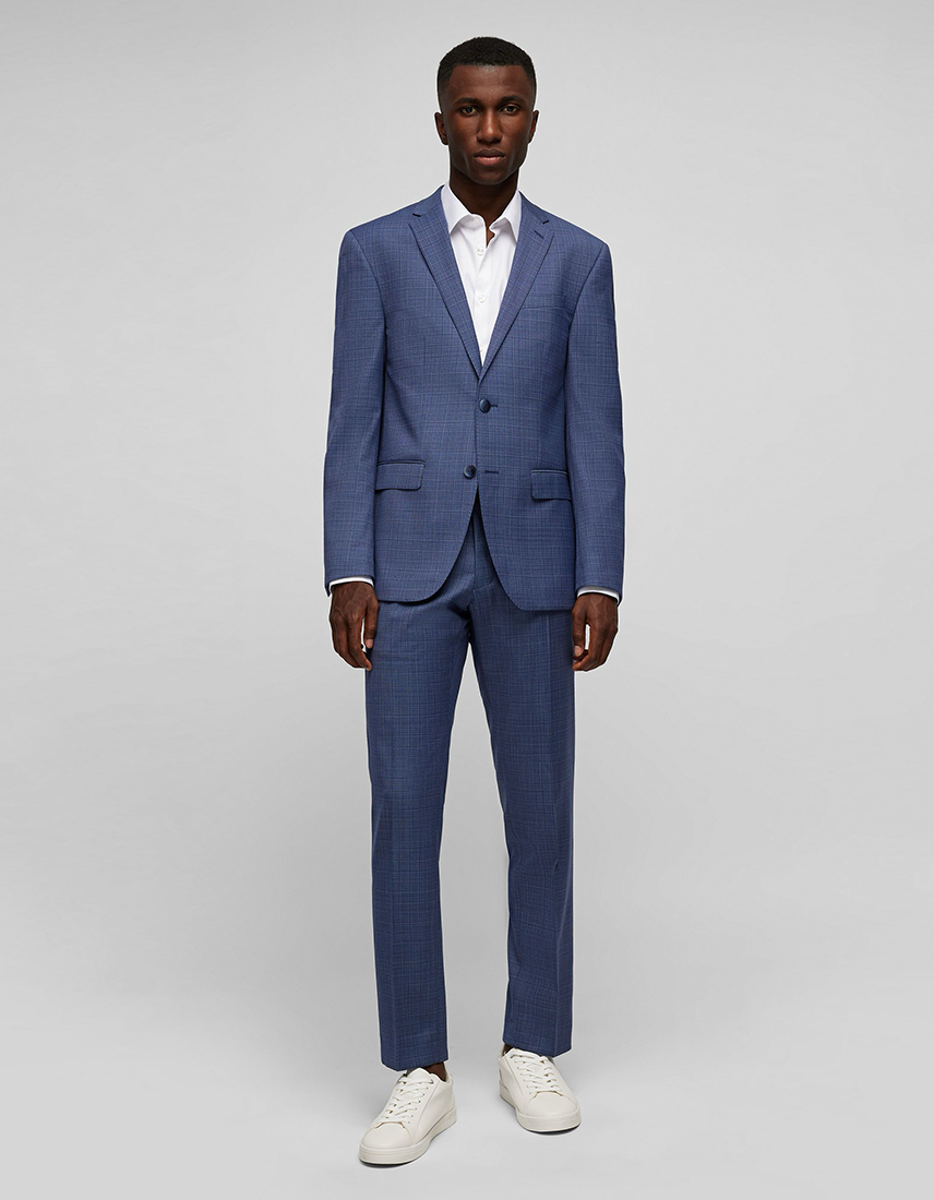 Middle blue suit in modern fit