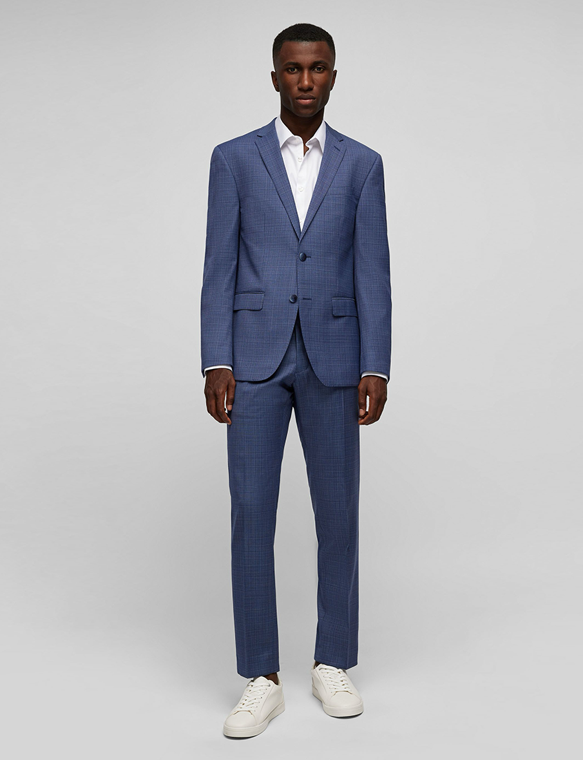 Middle blue suit in modern fit