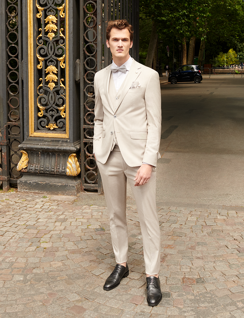Masculine and elegant suit for wedding guest
