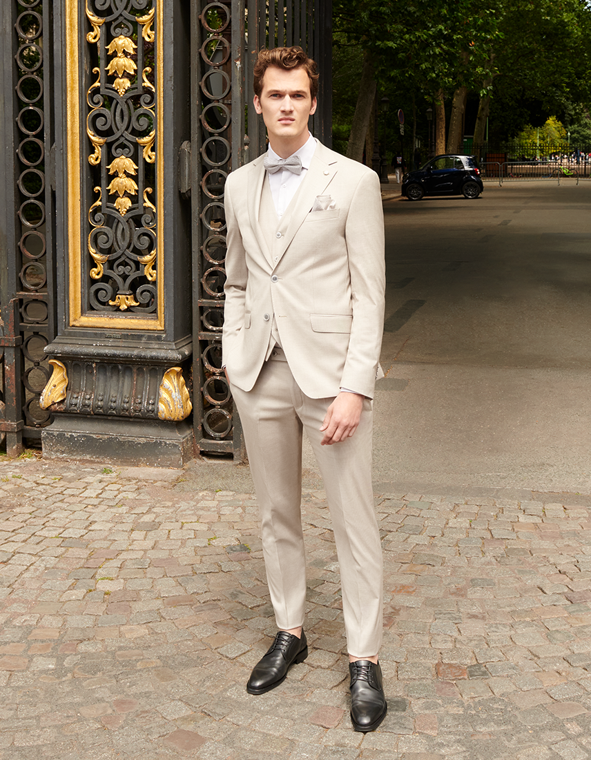 Dreiteiler Gast in creme-farbenem Dreiteiler