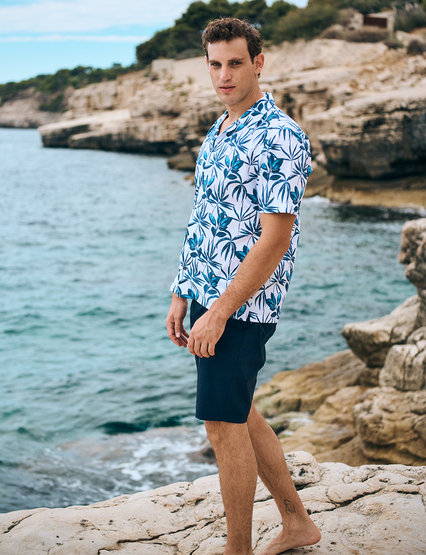 Chemise d'été Chemise à manches courtes avec motif palmiers bleu clair