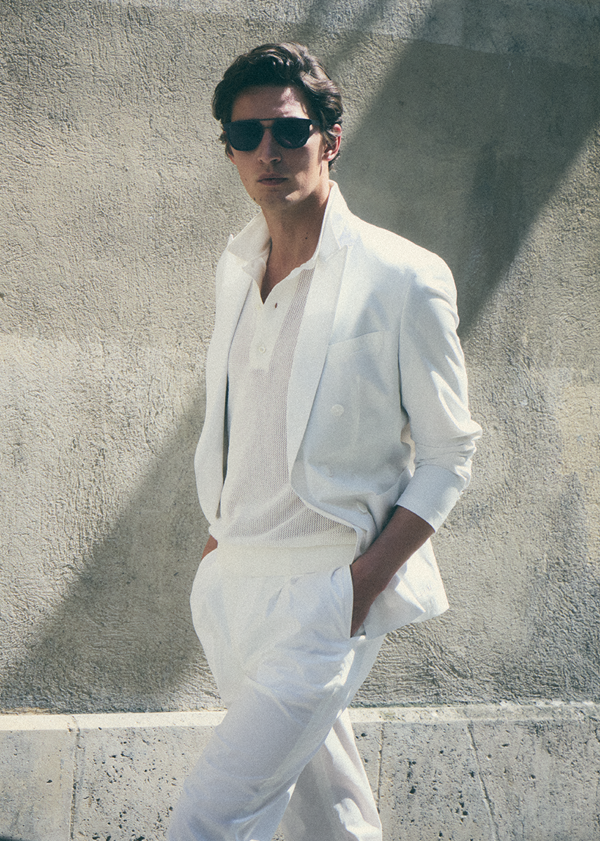 Un homme en costume d'été blanc