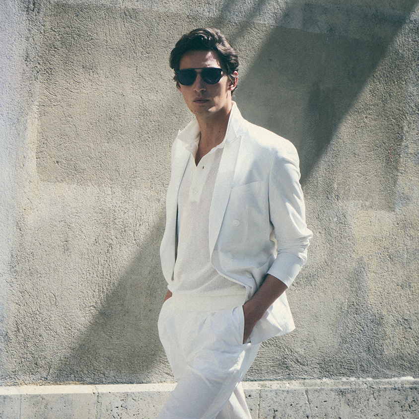 Un homme en costume d'été blanc