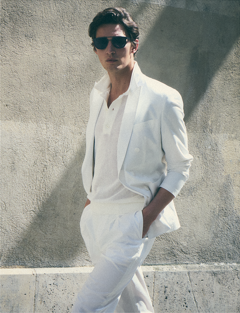 Un homme en costume d'été blanc