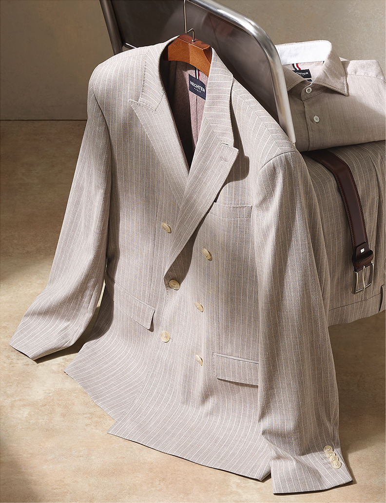 Veste beige sur un cintre